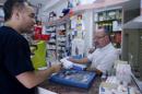 Un farmacéutico de Barcelona atiende a un cliente. EFE/Archivo