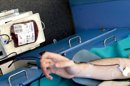 Un hombre dona sangre. EFE/Archivo