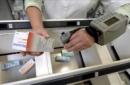 Una mujer escanea con un aparato portátil el código de barras de un medicamento mientras realiza el pedido de fármacos. EFE/Archivo