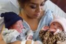 Maribel Valencia sostiene a sus mellizos recién nacidos en el Centro Médico Kaiser Permanente en San Diego, el 1 de enero de 2016. La bebé Jaelyn, a la derecha, y el niño Luis Salgado nacieron con minutos de diferencia y en años distintos. Jaelyn nació en el último minuto del 31 de diciembre de 2015 y Luis en el primer minuto del año nuevo de 2016. (Vía AP Foto/Kaiser Permanente)