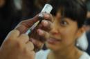 Personal de salud prepara una vacuna contra el sarampión en el Aeropuerto Internacional de Ciudad de México. EFE/Archivo