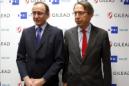 El ministro de Sanidad, Alfonso Alonso (i), y presidente de la Agencia EFE, José Antonio Vera, durante el acto de conmemoración "3 años y 1.000 números de EFEsalud" celebrado hoy en la sede de EFE, en Madrid. EFE
