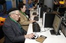 Dos ancianos disfutan de internet en el marco del encuentro Xuventude Galiza Net. EFE/Archivo