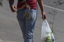 Un joven con una bolsa con bebidas camino de un botellón. EFE/Archivo
