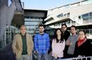 Fotografía facilitada por el Centro de Regulación Genómica (CGR) de los investigadores (izq. a drch) Roderic Guigó, Dmitri Pervouchine, Alessandra Breschi, Julien Lagarde, Pablo Prieto y Sarah Djebali, quienes han llevado a cabo el estudio Mouse Encode, una investigación que mañana publicará la revista "Nature" y en la que se ha descubrieto que el genoma de los humanos y los ratones comparten un 'lenguaje' común, lo que permite estudiar el origen de enfermedades comunes, aunque la evolución del ADN y la expresión génica de las dos especies ha sido muy diferente. EFE