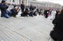 El papa Francisco a su llegada a la audiencia general de los miércoles en la Plaza de San Pedro en el Vaticano. EFE