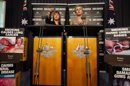 La fiscal general de Australia, Nicola Roxon (i), y la ministra de Salud del país, Tanya Plibersek, hablan hoy en una rueda de prensa en el congreso de Camberra (Australia). La industria tabacalera perdió el juicio en el Tribunal Superior de Camberra contra la ley antitabaco que obliga a que los paquetes de cigarrillos sean homogéneos y sin publicidad. EFE