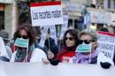 Varios centenares de personas han realizado hoy una marcha desde el Hospital Doce de Octubre hasta el Palacio de la Moncloa para acompañar a la Plataforma de Afectados por la Hepatitis C (PLAFHC), en su exigencia al Gobierno de presupuesto para ofrecer tratamiento de última generación a los enfermos. EFE