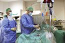 Fotografía facilitada por el Hospital La Fe de Valencia que ha sido el primero en España en utilizar un nuevo catéter que emplea tecnología láser como fuente de energía en el tratamiento de la ablación de fibrilación auricular (FA) para la corrección de esta arritmia cardiaca. EFE