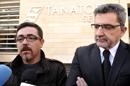 Miguel Ángel López Rosa (i), portavoz de la familia de la que tres miembros murieron este fin de semana supuestamente por una intoxicación alimentaria, junto al alcalde de la localidad sevillana de Alcalá de Guadaira (d), Antonio Gutiérrez Limones, a la puerta del tanatorio de Sevilla donde se encuentran los restos de los fallecidos. EFE