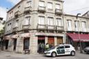 Agentes de la Guardia Civil ante la hamburguesería Piscis del municipio lucense de Chantada (Lugo), propiedad de Antonio Fernández, de 41 años, quien el pasado martes disparó en la sien a su pareja, la camarera Sonia Figueroa, de 32, donde están practicando un registro y una reconstrucción del suceso. EFE/Archivo