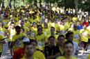 Los corredores durante la decimosegunda carrera popular para la Lucha contra el VIH que, bajo el lema "Anticípate, ¡Ponte a prueba", intenta trasladar a la población el mensaje de que es sida es aún un problema latente en la sociedad. EFE