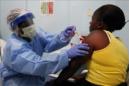 Una monja liberiana administra una vacuna experimental contra el ébola dentro de un programa de prueba desarrollado en el hospital Redemption de New Kru Town, en las afueras de Monrovia (Liberia). EFE