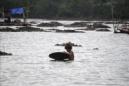 Un niño trabaja en la costa este de Filipinas. EFE/Archivo