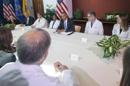 El presidente Barack Obama, al centro, acompañado por doctores de la Universidad Emory y profesionales de la salud habla durante una reunión en la sede de los Centros para el Control y la Prevención de Enfermedades en Atlanta, el martes 16 de septiembre de 2014. (Foto AP/Pablo Martínez Monsivais)
