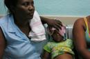 En esta foto del 15 de mayo de 2014, Karla Sepúlveda, que sufre de los síntomas de la fiebre chikungunya espera junto a su abuela a ser atendida en el área pediiátrica del hospital del pueblo costero de Boca Chica, en República Dominicana. El virus afecta a más de 10.000 personas en la isla. (AP foto/Ezequiel Abiu Lopez)