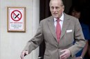 El príncipe Felipe, esposo de la reina Isabel II de Inglaterra, abandona el hospital King Edward VII tras recibir el alta médica en Londres, Reino Unido. El duque de Edimburgo ha permanecido ingresado desde el pasado 4 de junio para recuperarse de una infección de vejiga. EFE