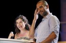El exentrenador del FC Barcelona, Pep Guardiola (d), y Silvia Pérez Cruz, esta tarde en el Palau Sant Jordi, en Barcelona, donde protagoniza un concierto, junto al cantautor Lluís Llach, solidario contra el Sida. EFE