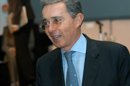 En la imagen un registro del expresidente de Colombia, Álvaro Uribe, quien fue intervenido quirúgicamente este viernes de una hernia. EFE/Archivo