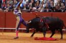 El matador de toros Julián Lopez " El Juli" recibe un susto de su segundo en la decimocuarta corrida de abono de la Feria de Abril hoy en la Real Maestranza de Sevilla. EFE