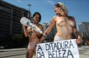 Un grupo feministas brasileñas protesta hoy, viernes 12 de diciembre de 2014, en Río de Janeiro, en contra los tratamientos de estética a los que las mujeres se someten por los imperativos de "la dictadura de la belleza", llegando a poner en riesgo sus vidas. EFE