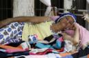 Una mujer participa hoy, domingo 14 de agosto de 2016, en el 32 Día Mundial de la Pereza en Itagüí (Colombia). EFE
