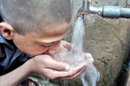 Los datos del estudio señalan que los países situados en el grupo menos seguro en términos de agua potable tienen 4,7 más muertes por cada 1.000 niños que el conjunto de países con mejores sistemas de tratamiento de agua. EFE/Archivo