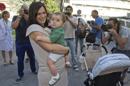 Ana Vanesa, una de las mujeres que participó en este ensayo clínico, posa con su bebe de nueve meses, David y el equipo medico de reproducción asistida del hospital Virgen de las Nieves de Granada que puso en marcha una técnica novedosa que reduce el número de embarazos múltiples en casos de fecundación in vitro y aumenta la seguridad del proceso al implantar un solo embrión y mantener un segundo criopreservado. EFE
