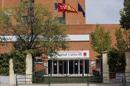 Vista general de la entrada del Hospital Carlos III de Madrid, donde continúan ingresados el sacerdote Miguel Pajares, primer español infectado por el virus del Ébola, y la monja Juliana Bonoha Bohé, que se encuentran "estables" y su salud "no ha empeorado", según han informado a Efe fuentes sanitarias. EFE