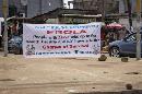 Una manta exhorta a las personas a ir de inmediato a un centro de salud si tienen algún síntoma relacionado con el ébola, en Freetown, Sierra Leona, el jueves 7 de agosto de 2014. (Foto AP/Michael Duff)