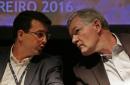 El secretario de salud municipal, Daniel Soranz, izquierda, habla con el director de los servicios médicos de Río 2016, Joao Grangeiro, durante una rueda de prensa que incluyó el tema del virus del zika en Río de Janeiro, Brasil, el martes 2 de febrero de 2016. Grangeiro dijo que los atletas "no estarán en riesgo al momento de los Juegos Olímpicos". Afirmó que los organizadores están siguiendo las directrices de la Organización Mundial de la Salud, la cual declaró al brote del virus transmitido por mosquitos una emergencia internacional. (Foto AP/Silvia Izquierdo)