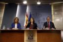 La vicepresidenta del Gobierno, Soraya Sáenz de Santamaría (c), acompañada de los ministros de Sanidad, Servicios Sociales e Igualdad, Alfonso Alonso, y de Empleo, Fátima Báñez, durante la rueda de prensa posterior a la reunión del Consejo de Minsitros hoy en La Moncloa. EFE