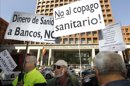 Pensionistas y jubilados se han concentrado hoy frente al Ministerio de Sanidad convocados por CCOO para protestar contra el copago sanitario. EFE