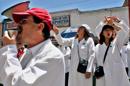 Cientos de médicos ecutorianos marchan por las calles de Quito (Ecuador). EFE/Archivo