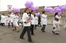 Un grupo de médicos adscritos al Ministerio de Salud de Perú, marchan este 4 de julio de 2014, por las calles de Lima (Perú). EFE