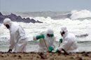 Los equipos de limpieza continúan retirando el chapapote, consecuencia del vertido del buque "Prestige", en la playa de la Zurriola de San Sebastián, adonde sigue llegando debido al mal estado de la mar. EFE/Archivo