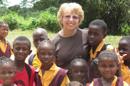 Nancy Writebol con unos niños en Liberia, en una foto del 7 de octubre de 2013 proporcionada por su hijo Jeremy Writebol. Ella es una de dos estadounidenses que han sido diagnosticados con ébola y han sido trasladados a EEUU para recibir tratamiento, se informó el 2 de julio de 2014. (Foto AP/Courtesía de Jeremy Writebol)