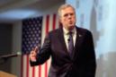 El aspirante a la candidatura presidencial republicana, el exgobernador de Florida, Jeb Bush, conversa durante un foro contra las adicciones en la Universidad de Nueva Hampshire del Sur, en Manchester, Nueva Hampshire, el martes 5 de junio de 2016. (AP Foto/Mary Schwalm)
