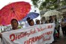 Un grupo de personas envenenadas por el químico de uso industrial dietilenglicol participa en una protesta en las inmediaciones de la sede de la Presidencia de Panamá, el 19 de julio de 2011, en Ciudad de Panamá. EFE/Archivo