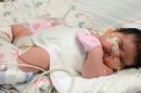 La imagen proporcionada por el Hospital Infantil Colorado muestra a Mia Yasmín García un día después de su nacimiento, el martes 2 de diciembre de 2014 en Alamosa, Colorado. La bebé nació el lunes por cesárea pesando 6,268 kilos (13 libras). Fue trasladada a un hospital en las afueras de Denver porque tenía bajos niveles de glucosa y problemas para respirar. (Foto AP/Children’s Hospital Colorado, Tia Brayman)