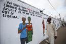Un hombre observa un muro que lleva un mensaje que hace parte de una campaña de sensibilización sobre el ébola en Monrovia (Liberia). EFE/Archivo