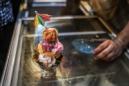 Detalle de una copa con varias bolas de helado. EFE/Archivo