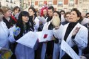 Personal sanitario participa en un concierto de villancicos organizado por la Plataforma contra la privatización de los centros de Atención Primaria, esta mañana ante la sede del Gobierno regional de la Puerta del Sol. EFEDecenas de personas participan en un concierto de villancicos organizado por la Plataforma contra la privatización de los centros de Atención Primaria, esta mañana ante la sede del Gobierno regional de la Puerta del Sol. EFE