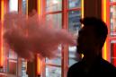 En esta fotografía del 20 de febrero de 2014, un hombre exhala el vapor de un cigarrillo electrónico en Nueva York. Bajo ciertas condiciones, los cigarrillos electrónicos podría liberar mucho más formaldehído, un cancerígeno, que los cigarrillos tradicionales, de acuerdo con nuevas pruebas de laboratorios. (Foto AP/Frank Franklin II)