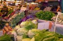 Lechugas, escarolas, espinacas, berzas, cebollas, acelgas y pepinos en un puesto de hortalizas de un mercado de Madrid. EFE/Archivo