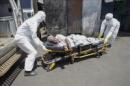 Enfermeros llevan a un enfermo de ébola a una ambulancia para ser trasladado en Liberia. El ébola se extiende también en Bamako con tres muertes desde el pasado martes. EFE/Archivo