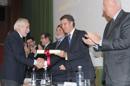 El presidente de la Xunta de Galicia, Alberto Núñez Feijóo (2d), premia con un diploma al director del Instituto de Medicina Legal de Galicia (Imelga), Benito López (i), entre otros facultativos, por la atención a las víctimas del accidente del tren registrado el 24 julio del 2013, en un acto organizado hoy en el marco del VII Encuentro Médico 2014 del Colegio Oficial de Médicos de A Coruña. EFE