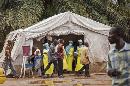 En fotografía del sábado 9 de agosto de 2014 se ve a trabajadores sanitarios haciendo análisis para descartar contagios de ébola antes de entrar al hospital gubernamental Kenema en Sierra Leona. (Foto de AP/Michael Duff)