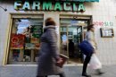Dos personas pasan ante una farmacia abierta en el barrio de Ruzafa de Valencia. EFE/Archivo