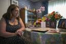 Fotografía del miércoles 2 de septiembre de 2015, de Dorothy McIntosh Shuemake, madre de Alison Shuemake, junto a una mesa con fotografías de su hija, durante una entrevista en su casa de Middletown, Ohio. Alison Shuemake, de 18 años, murió el 26 de agosto por una posible sobredosis de heroína. (Foto AP/John Minchillo)